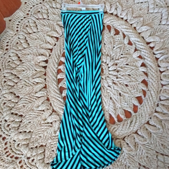 Long open in the front skirt - Picture 1 of 2